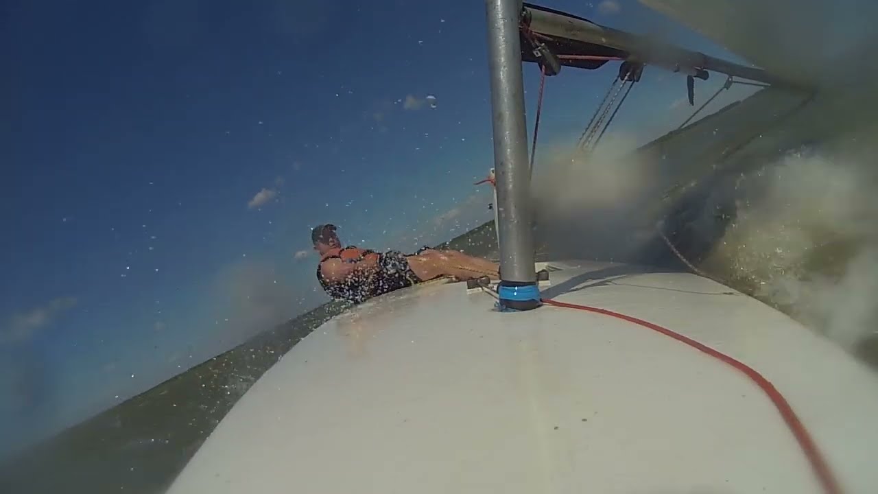 Яхта- швертбот Луч глиссирование с веселым финалом))