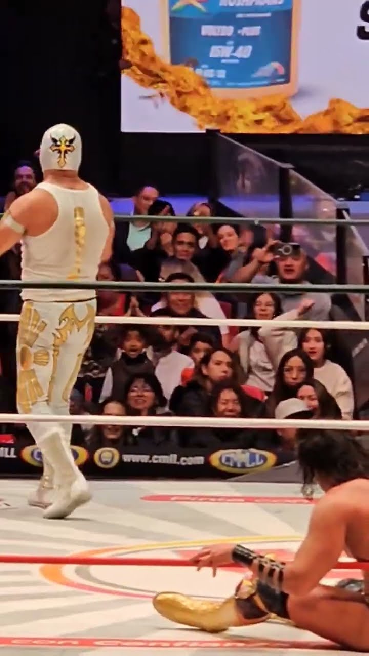 Vuelo de Místico en la Arena México sobre el Bárbaro Cavernario