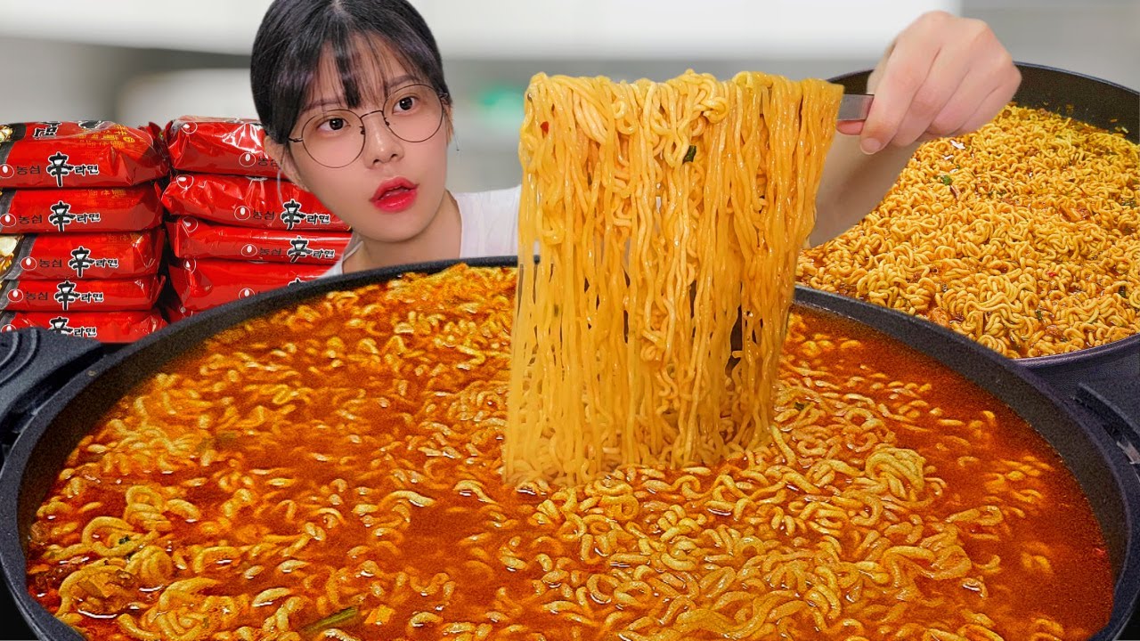 Я сварила рамен в большой кастрюле, в которую помещается 20 упаковок рамена🍜Shin Ramyun eating show