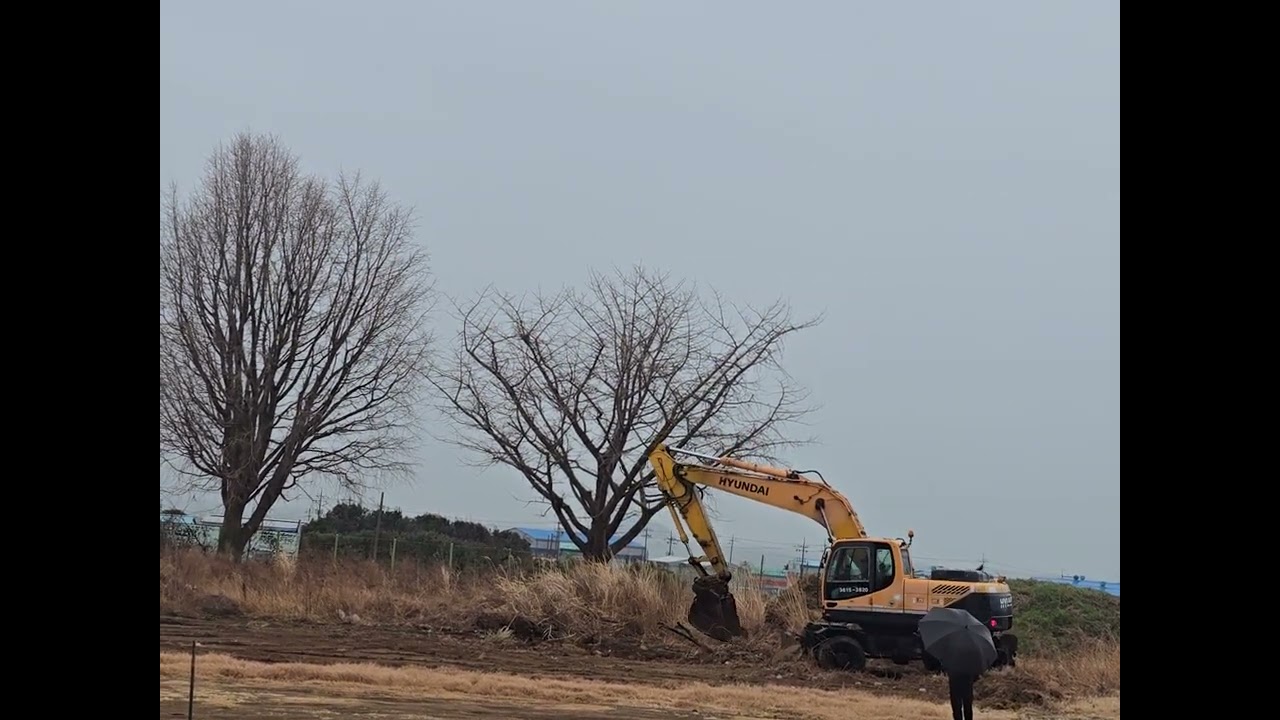 학교운동장 포크레인 정비/260224/비오는 날 슬픈날