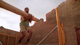 #58 Het installeren van TWEE dakbalken van 200 kg in het kleine huis
