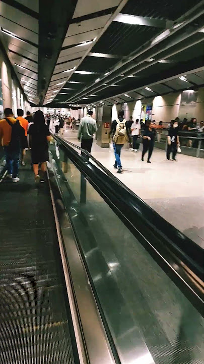 Inside the seragoon MRT station to Circle Line