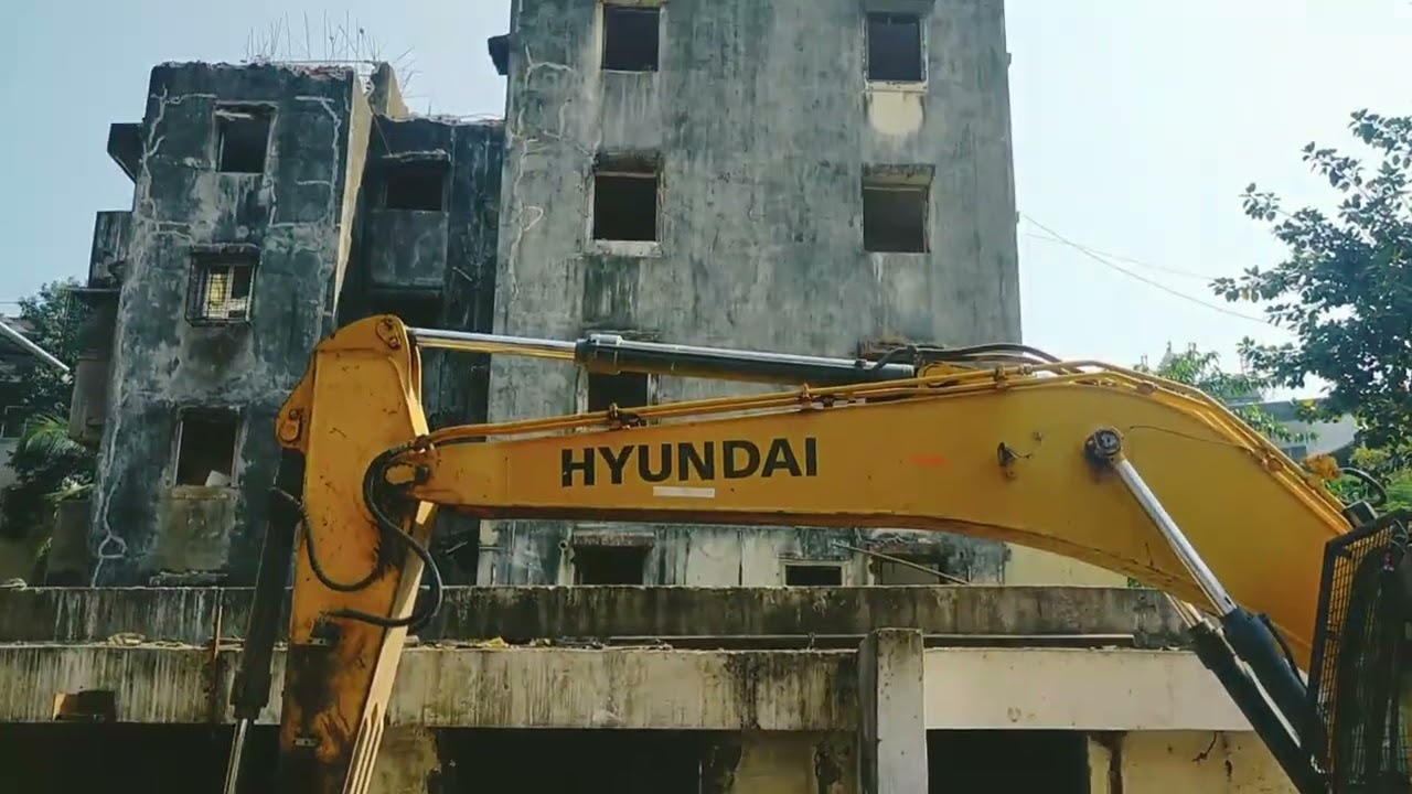 बुल्डोजर फिर आ गया