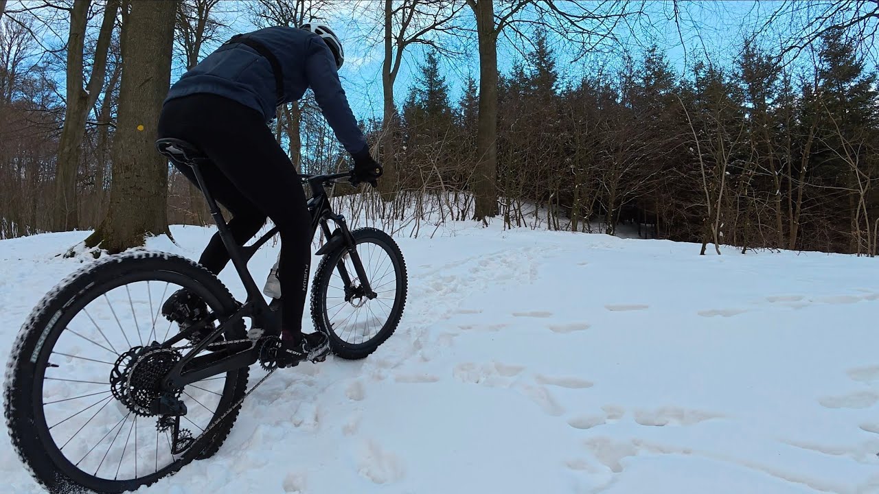 На трассу снега навалило не проехать. Чтож, будем лесными тропами