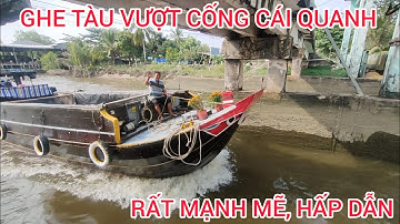 Ghe tàu vượt cống Cái Quanh trông rất mạnh mẽ, hấp dẫn, kịch tính.