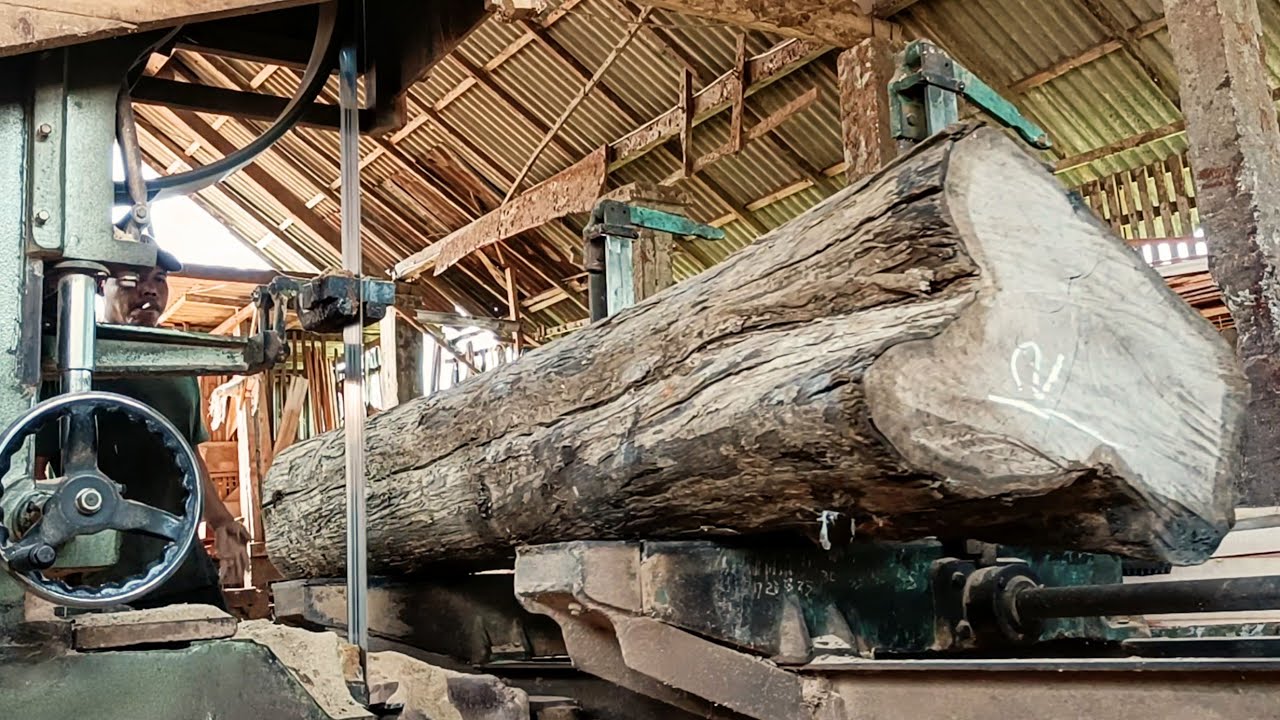 The process of sawing good teak wood for furniture - YouTube