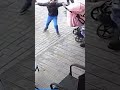 🍼Αγοράκι στο Κίεβο προσπαθεί να αναποδογυρίσει καρότσι με μωρό