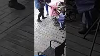 🍼Αγοράκι στο Κίεβο προσπαθεί να αναποδογυρίσει καρότσι με μωρό
