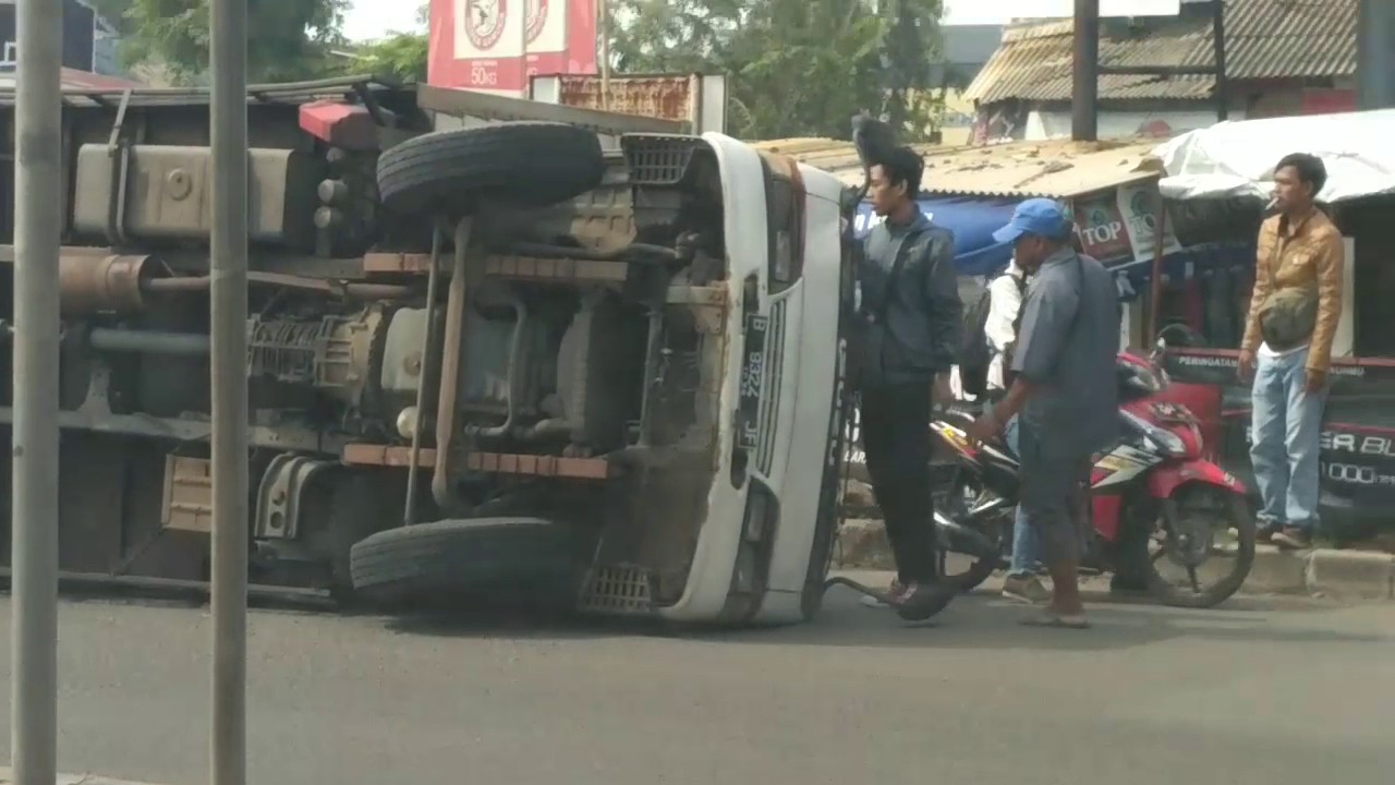 Sebuah truk terbalik di pintu  tol  Karawang  Barat  YouTube