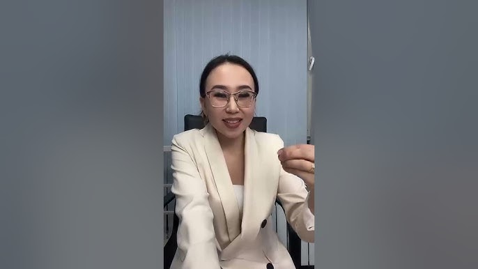 Жалаңаш әйелдер бөксесін көрсетеді