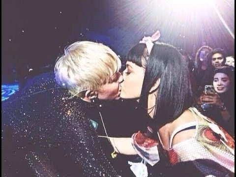 Miley Cyrus y Katy Perry Se Besan Bangerz Tour