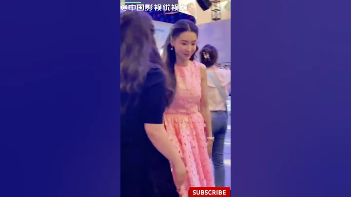 #張柏芝 一襲粉色鏤空長裙亮相看秀，44歲還能駕馭芭比粉，與粉絲合影展現溫柔可人一面 - 天天要聞