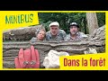 Minibus  dans la foret  clip