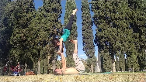 Acroyoga pop: Chair (throne) to bird