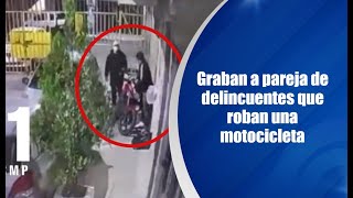 Graban a pareja de delincuentes que roban una motocicleta