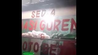 Makan malam di warung nasi goreng Udin Bongkok, atau Cafe Ekok
