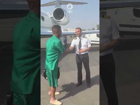 أحمد سعد يثير الجدل بالبيجامة وشنطة حريمي في طائرة خاصة