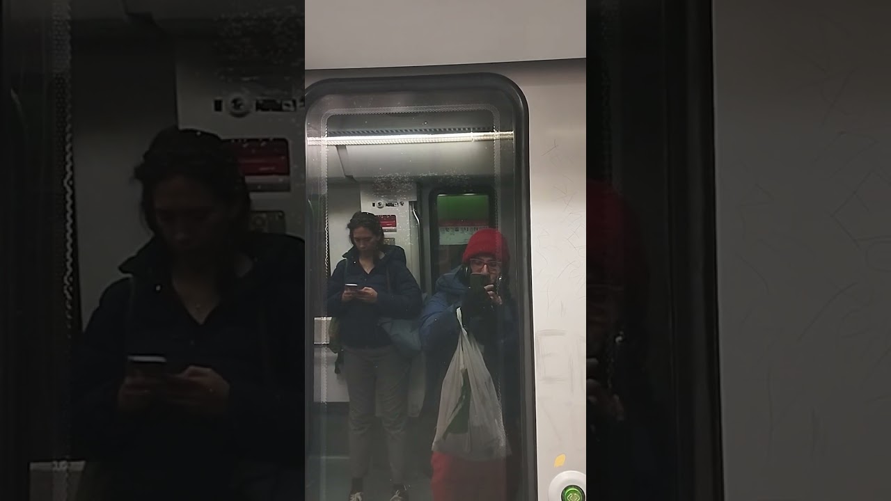 trayecto zona universitaria a espanya con la l3 5153 @metrobarcelonapaulskiribesfres sin megafonia