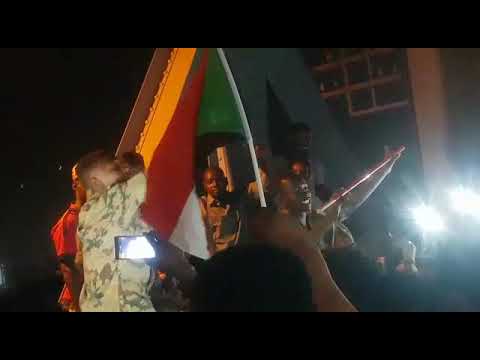 جياشي خطير جدا يغني للثورة امام المعتصمين في القيادة العامة للجيس