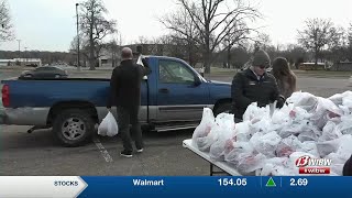 Hy-Vee & Harvesters gift 400 holiday hams
