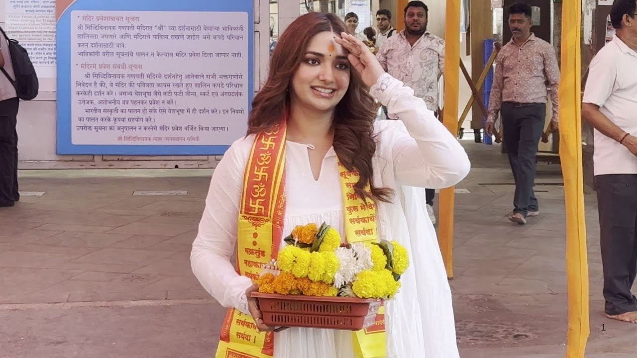 Jiya Shankar  Spotted At The Siddhivinayak Temple For Blessing