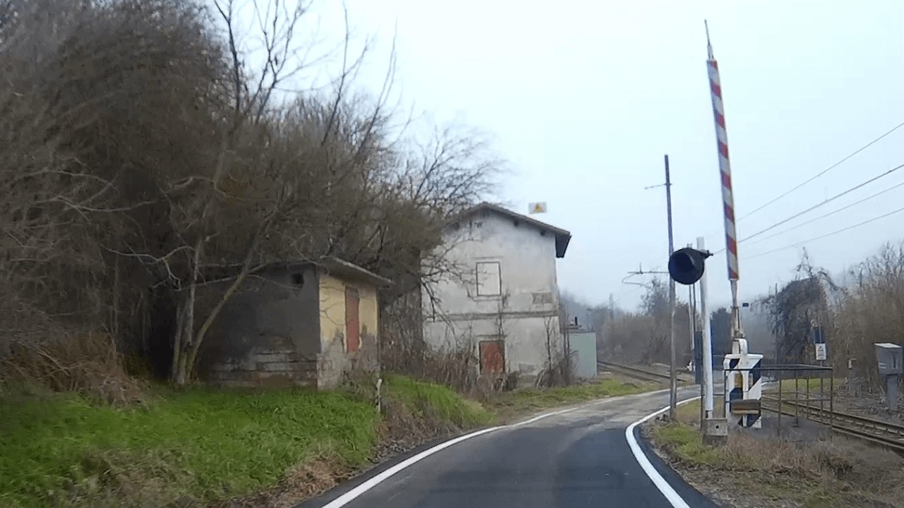 Regione Piaggie (Alice Bel Colle) asfaltata fino al passaggio a livello di Vallerana #levelcrossing