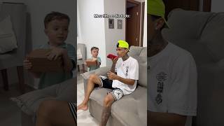Ele  o dia todo assim
