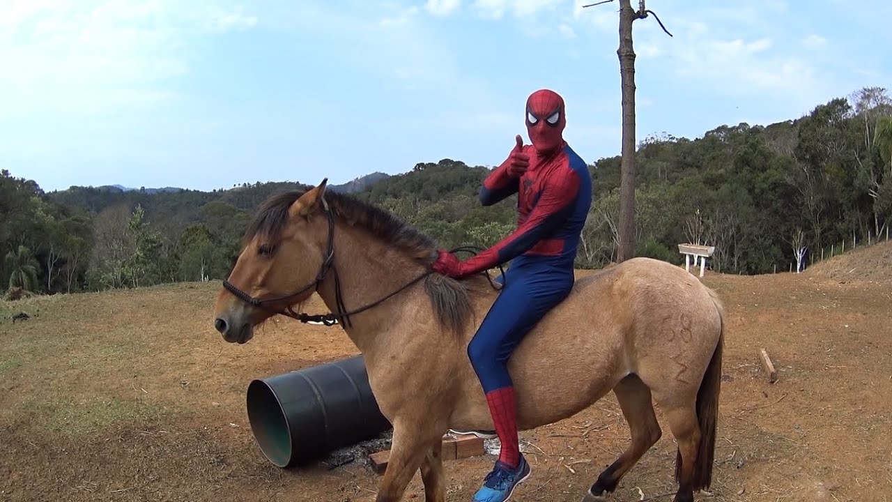 Homem dos desenhos animados e cavalo correndo pulando