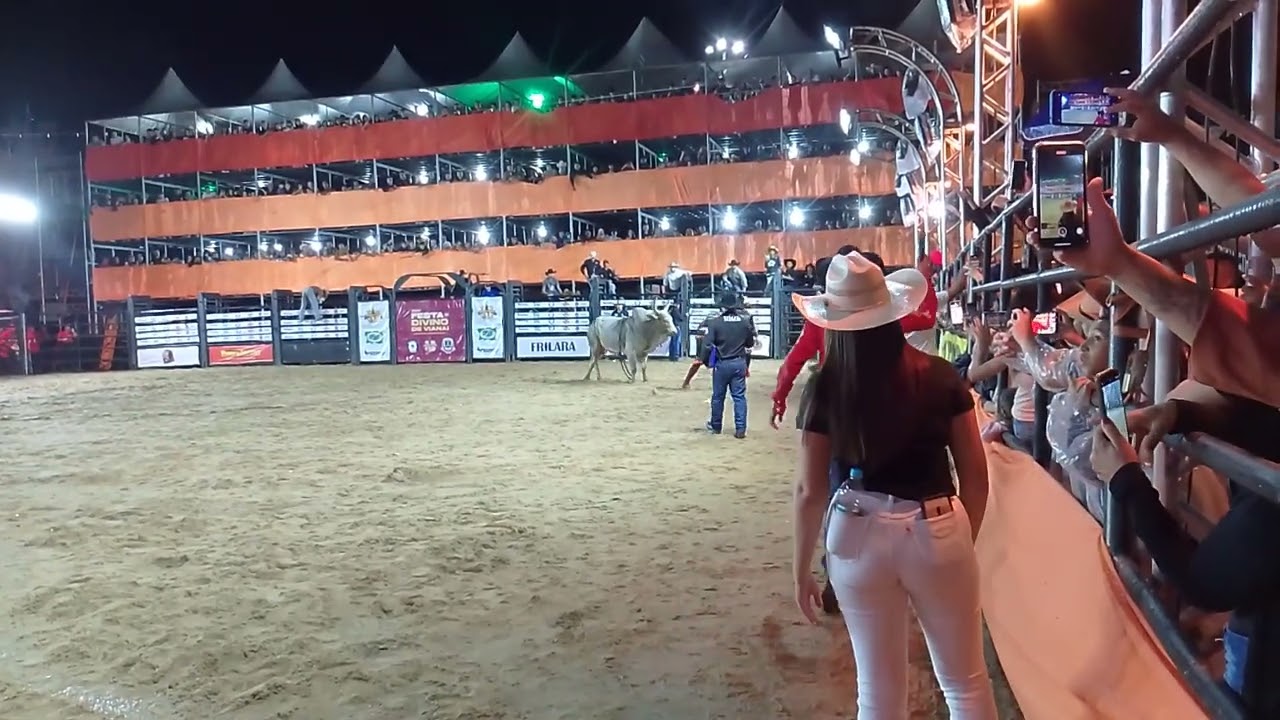 Fred e júnior pé na estrada final de rodeio em touro de Viana es