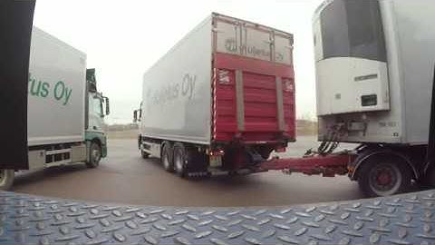 Laituriin peruutus #2 - Reversing trailer into a loading dock
