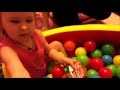 Сюрприз в воздушном шарике София лопает шарики  Surprise in a balloon Sofia eats balls