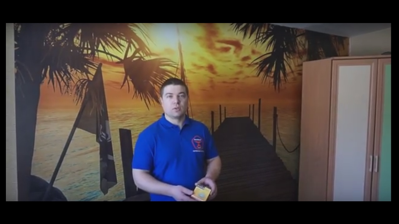 Черный глянцевый натяжной потолок в спальне