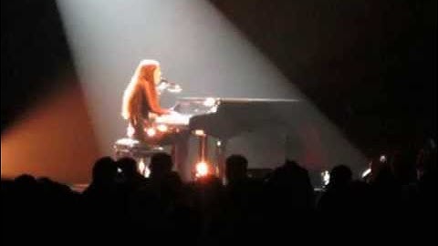"Skinny Love" by Birdy - Cirque Royal (10-02-2014)
