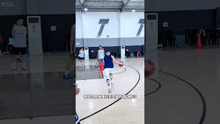 The dribbling outside breakthrough creates offensive space by dribbling the ball and pushi
