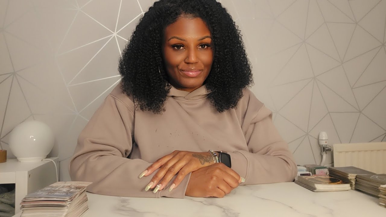 Овен ♈️ Кто-то подходит к тебе, чтобы поцеловать тебя. Азззз 👀 ВИНОВЕН