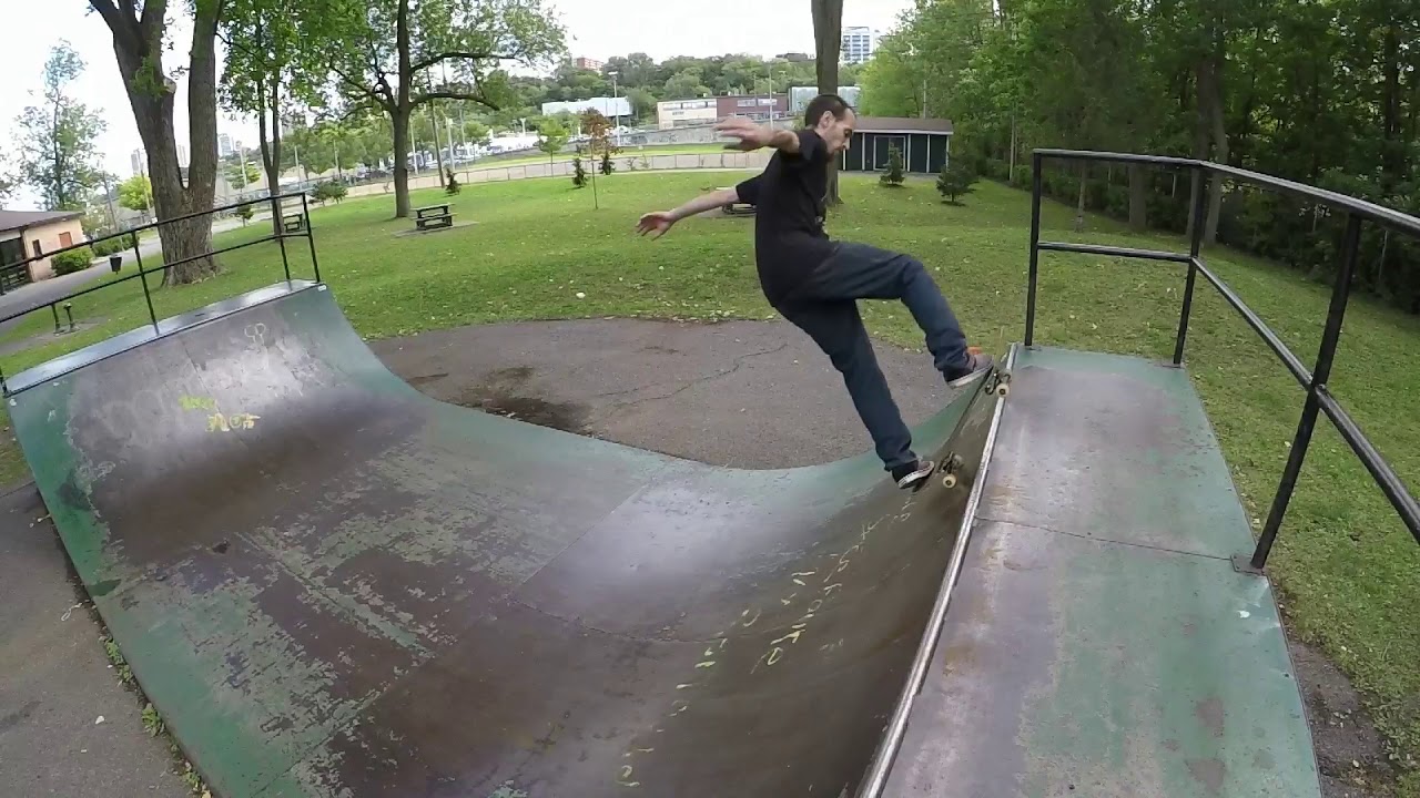 A BLUNT A DAY 432 :blunt nosegrab to rock to fakie to fs bodyvarial