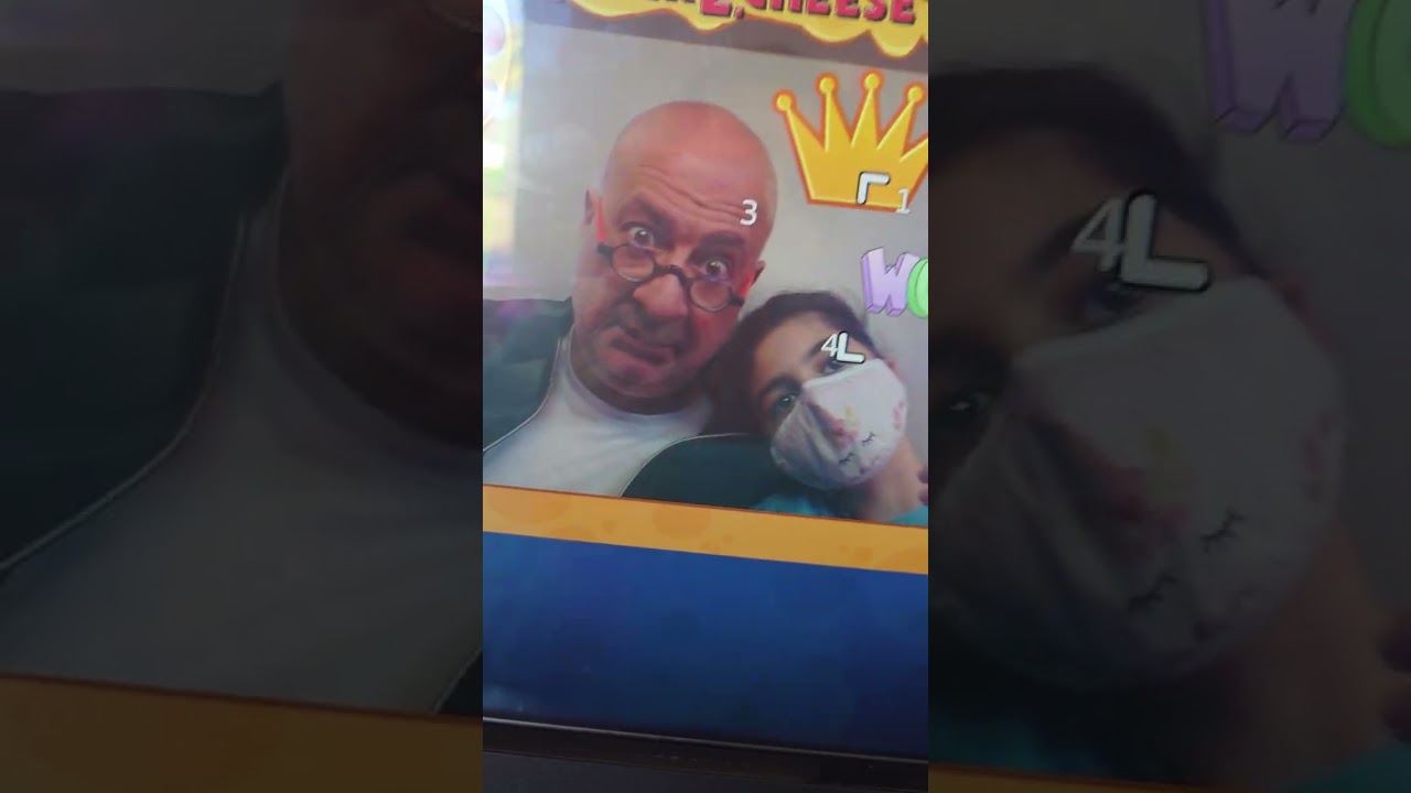 How to use the Chuck E. Cheese Photo Booth