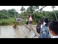 Cara siswa/i  melewati jembatan gantung sungai muzoi setelah Terputus