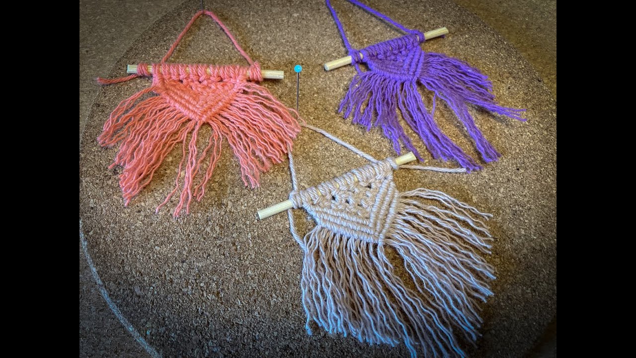 macramé with yarn for beginners tutorial: mini hanger, diy - magneet of prikbordhanger