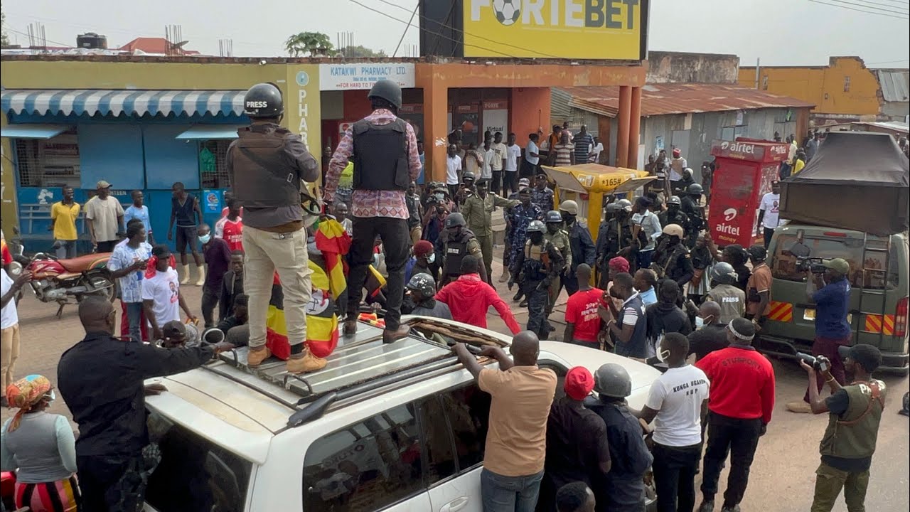 Боби Вайн обрушился с критикой на полицию за то, что она помешала ему провести предвыборную кампа...