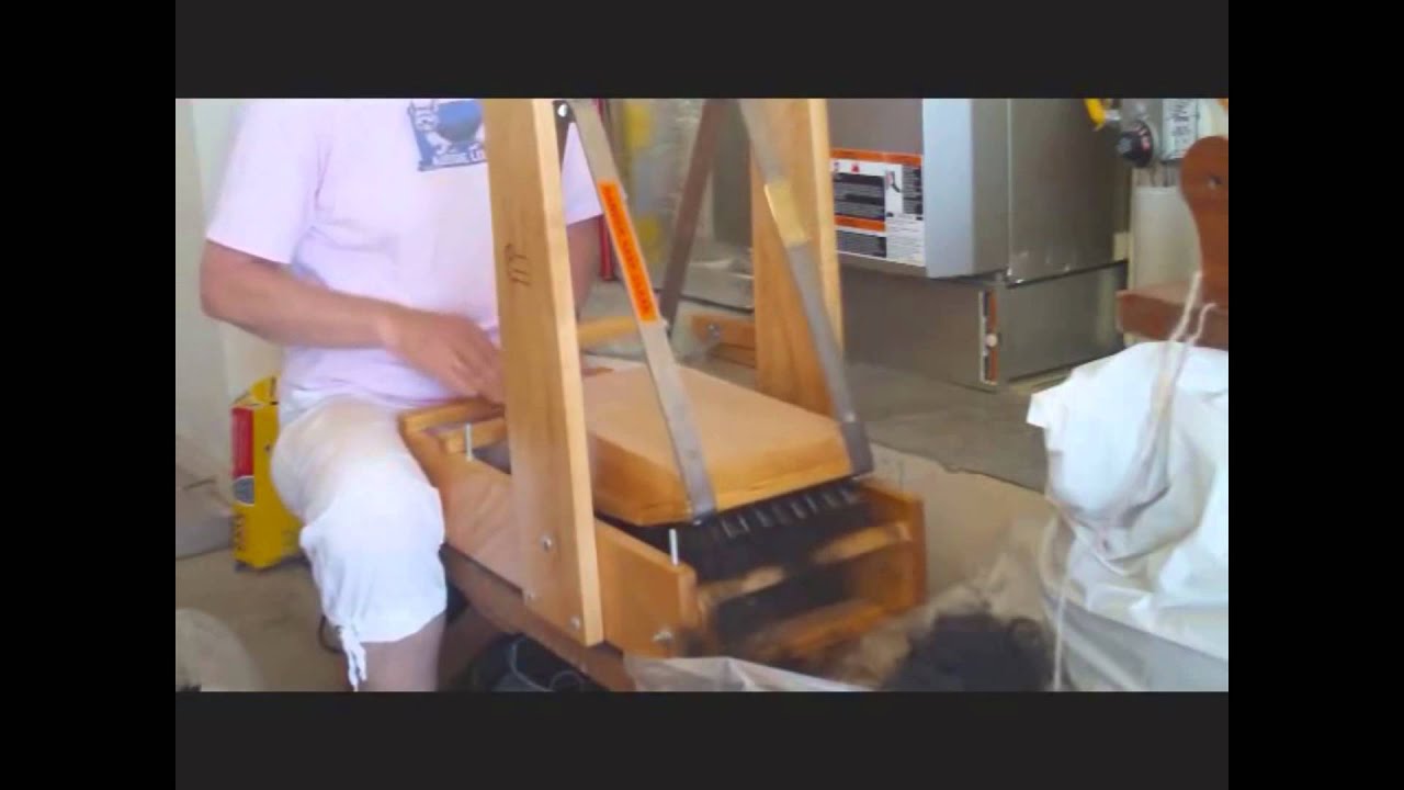 Utilizando una escarmenadora para cardar fibras