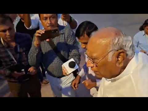 सरकार डरी हुई है