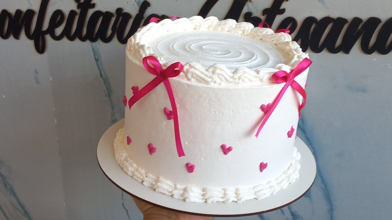 BOLO VINTAGE COM LAÇO DE CETIM