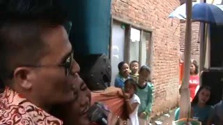 Artis Dangdut Jatuh Saat Manggung Artis Dangdut Jatuh Saat Manggung