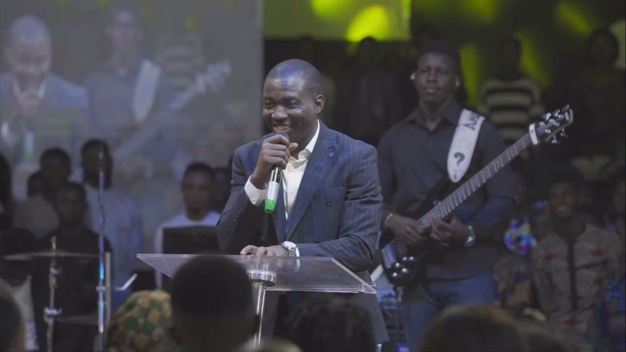 Феофил Сандей поет особенный гимн, такой благоговейный и прекрасный.