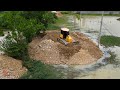 Wonderful Processing Genius Skill KOMATS&#39;U DR51PX Dozer Cutting Rocks In Water Landfill In NewAction