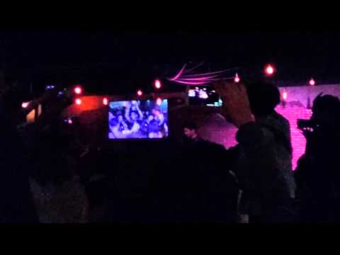 รักอยู่รอบกาย Pause at Twenty Someting Bar.