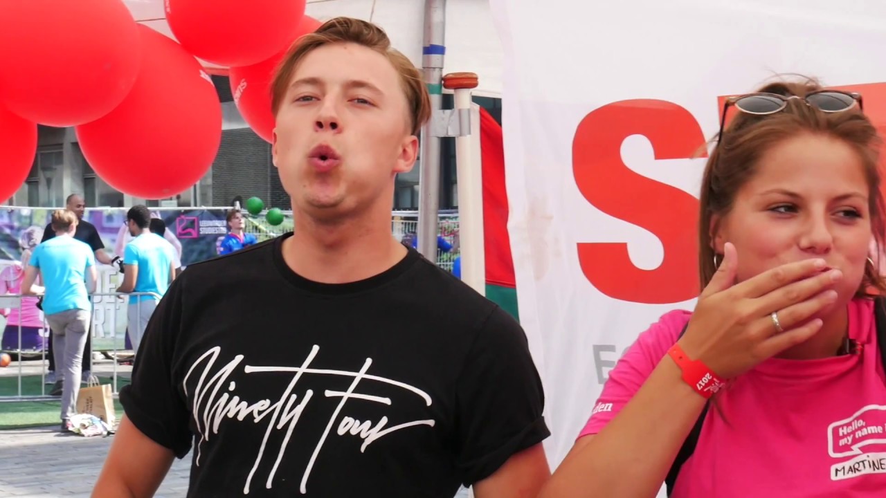 Wie het snelste fluit na een beschuit wint een minuut winkelen