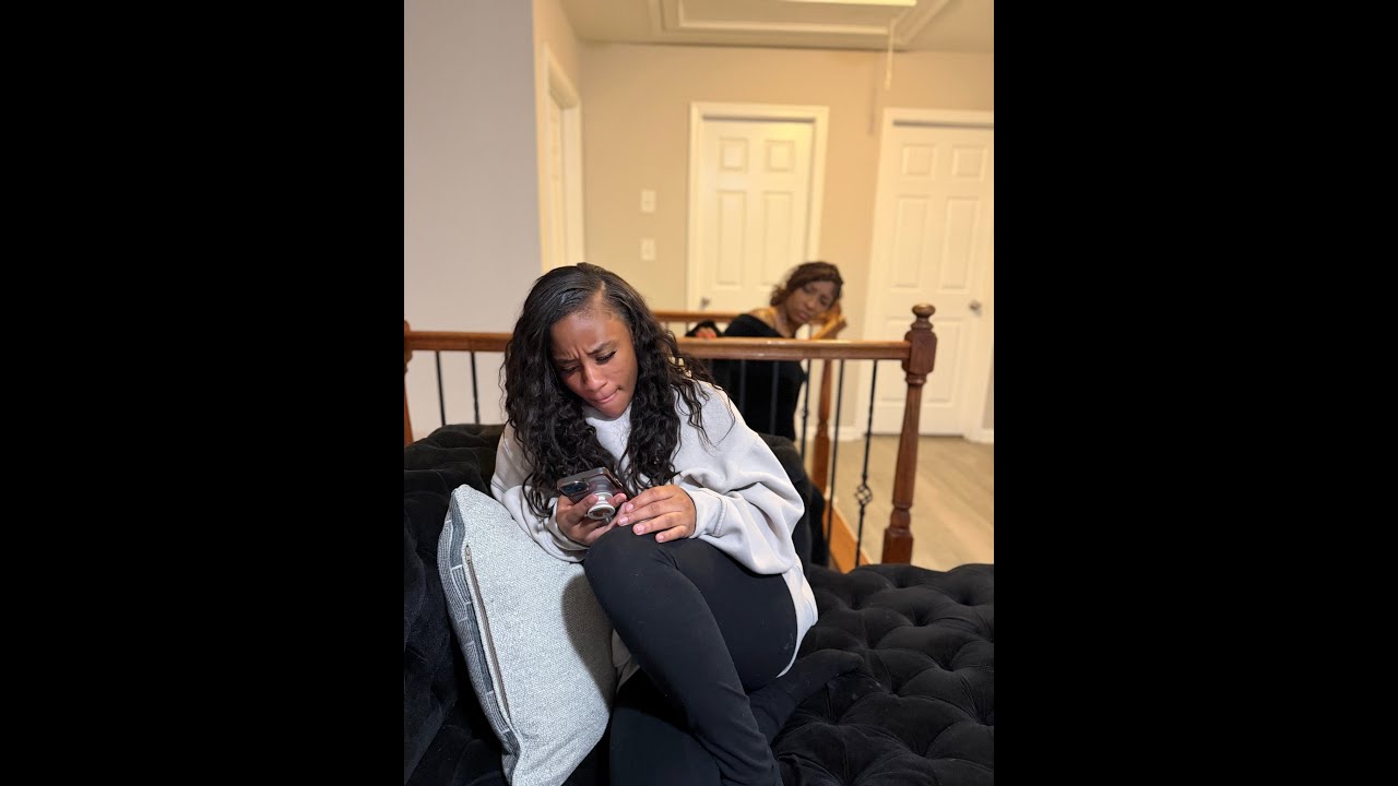 Шарра застает Дестини за разговором с ее чикагскими подругами и проверяет ее поведение.