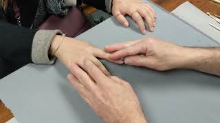 How to put on a finger prosthesis